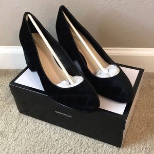 Black velvet pumps. NIB